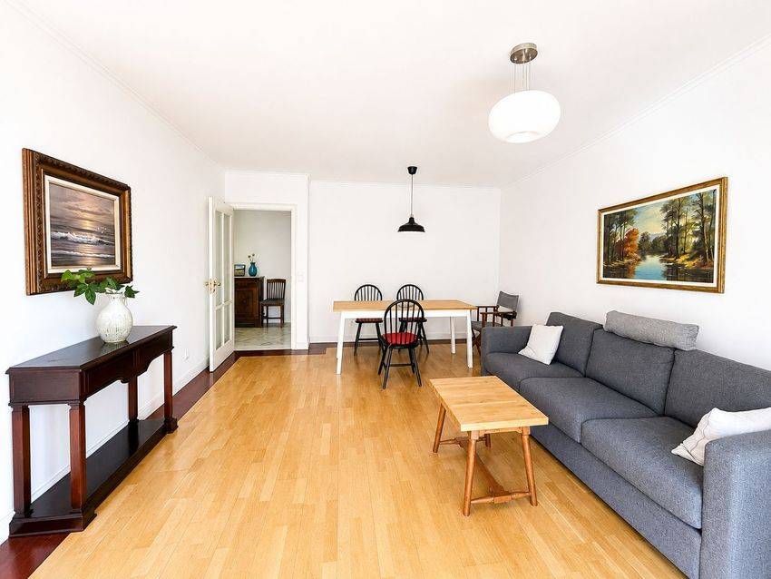 Sala de estar luminosa do apartamento T2 em destaque, na Rua Arminda Correia, Alto do Lumiar (Lumiar, Lisboa)
